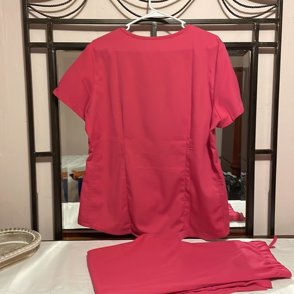 nRg by barco  womens scrub set - Picture 2 of 2